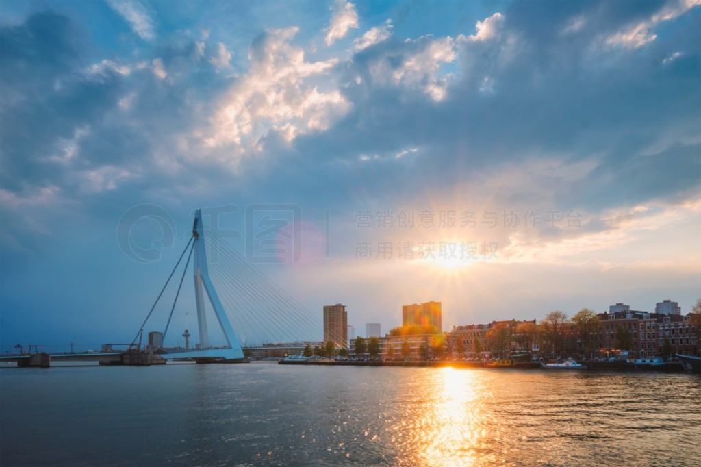 ¹ص߳оۣʱ֣˹ϵ˹ķ˹³ (Erasmusbrug Bridge)¹ص¹ص߳о˹ķ˹³ź˹µĶԱȣ