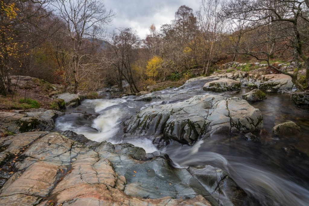 ˹ٲ (Aira Force Upper Falls) ɫͷ׵＾չʾгֳʷʫľͼ