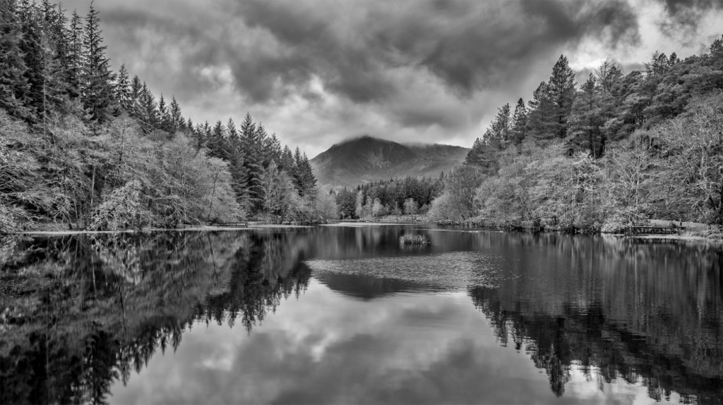 ҹ׿忲 (Glencoe Lochan) Զĸ׿ưְ (Pap of Glencoe) ĺڰ׷羰ͼ