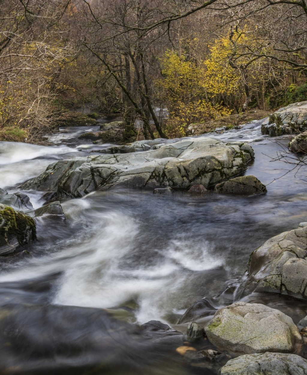 ˹ٲ (Aira Force Upper Falls) ɫͷ׵＾չʾгֳʷʫľͼ