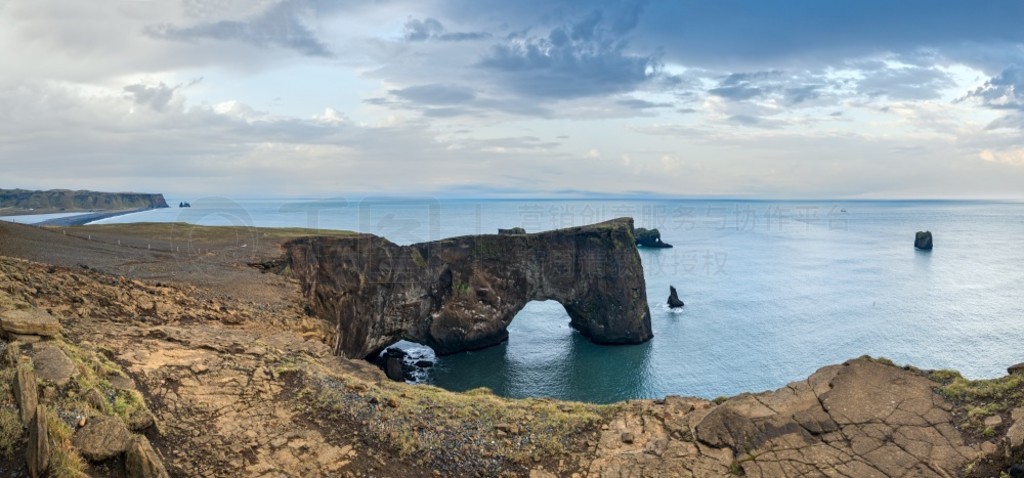 ϲά˵ĵϻºʯŷ羰续ҹɫԶ Reynisfjara ɫɽɳ̲