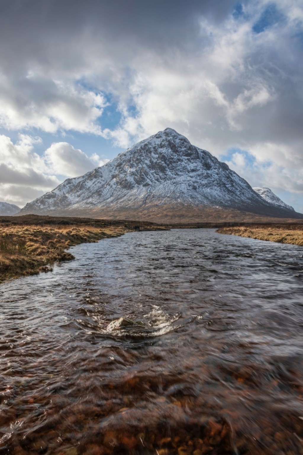 ǰΪٷĶͼ񣬱Ϊ־԰ѩ Stob Dearg Buachaille Etive Mor ɽ