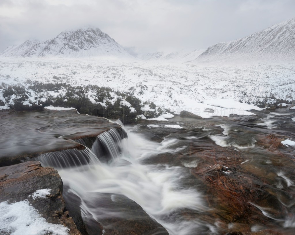 ǰΪٷĶͼ񣬱Ϊ־԰ѩ Stob Dearg Buachaille Etive Mor ɽ