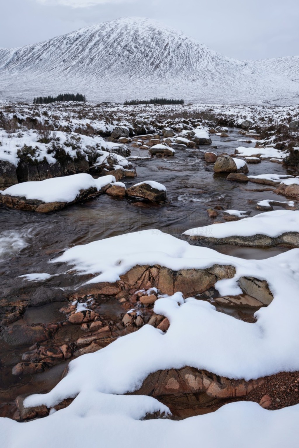 ǰΪٷĶͼ񣬱Ϊ־԰ѩ Stob Dearg Buachaille Etive Mor ɽ