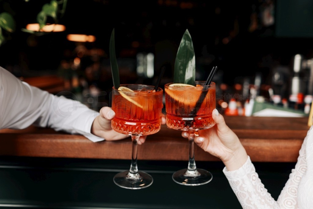 Ů˺˵ֶ죬ѩ̼βƻףգ Aperol Spritz βơӺɫˬƾ......Ů˺˵ֶ죬 Spritz βƱ