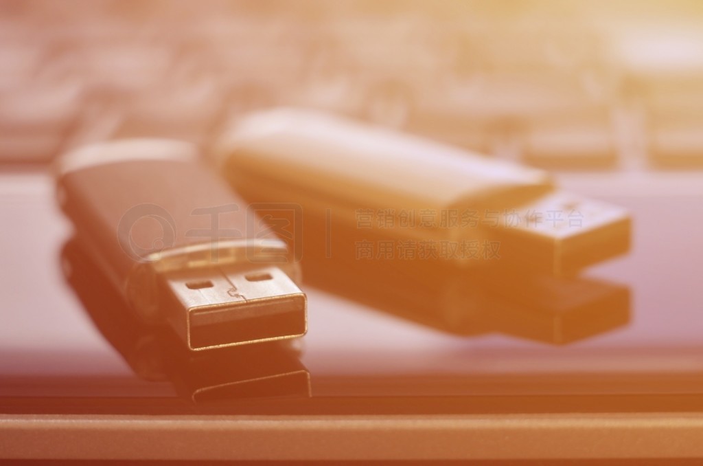 USB 濨λڼǰĺɫʼǱϡ USB ڴ洢ʼǱԼϵڴ濨