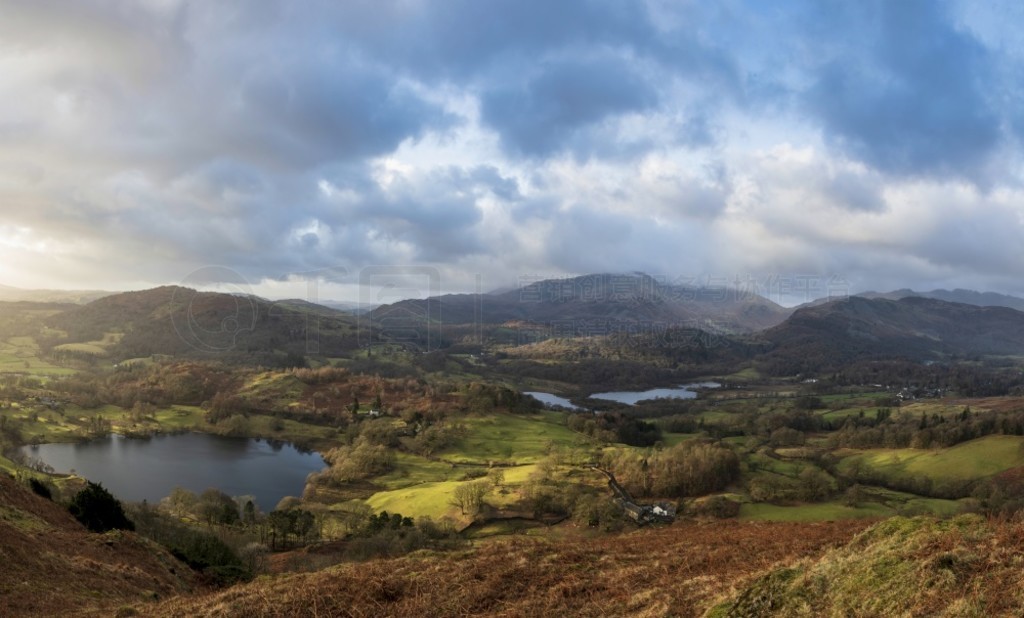  Loughrigg Fell ǰ Langdale PikesĶճƽʱξ