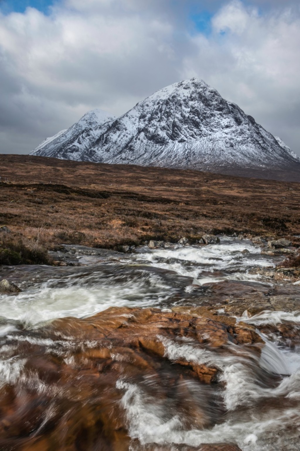 ǰΪٷĶͼ񣬱Ϊ־԰ѩ Stob Dearg Buachaille Etive Mor ɽ