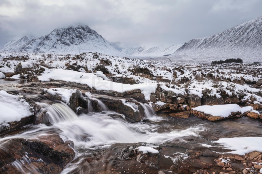 ǰΪٷĶͼ񣬱Ϊ־԰ѩ Stob Dearg Buachaille Etive Mor ɽ