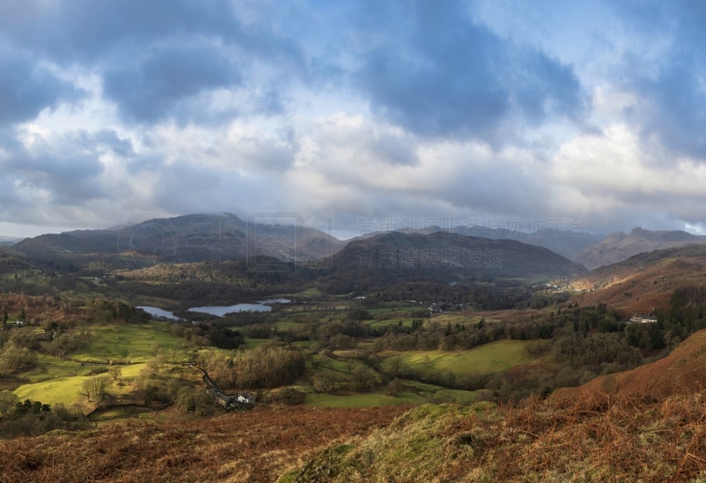  Loughrigg Fell ǰ Langdale PikesĶճƽʱξ