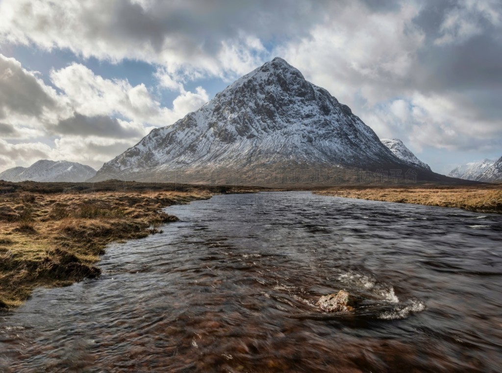 ǰΪٷĶͼ񣬱Ϊ־԰ѩ Stob Dearg Buachaille Etive Mor ɽ