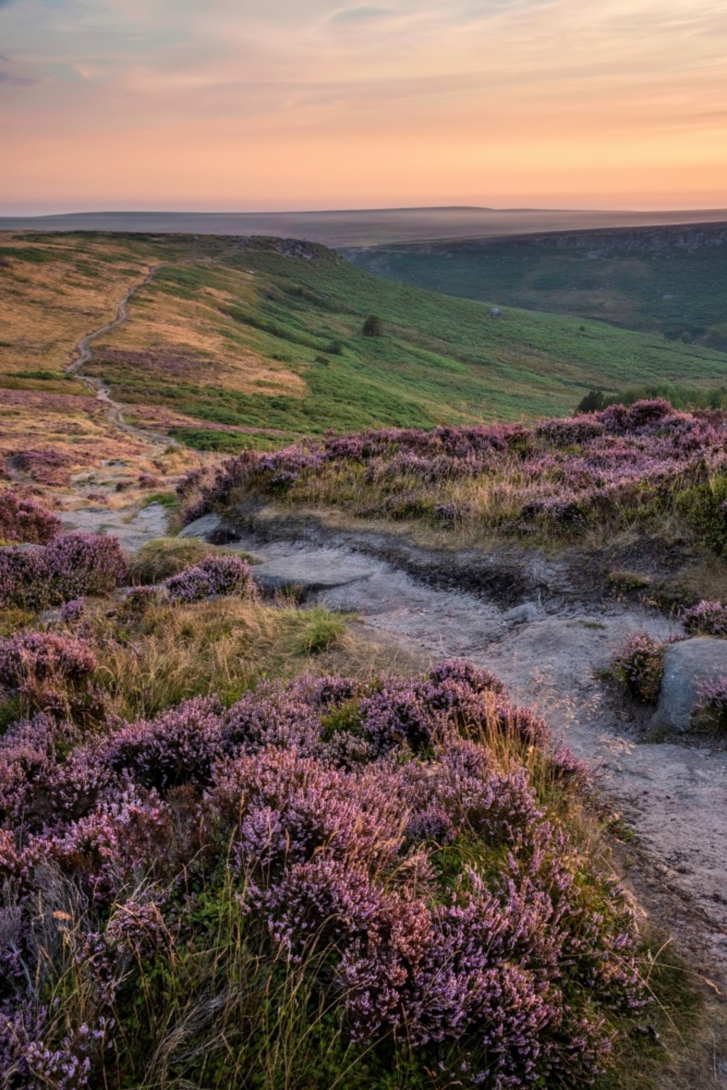  (Peak District) ĩ˾̾ճϣ (Higger Tor) ͲԵ (Burbage Edge) ΧʢʯϻϿ