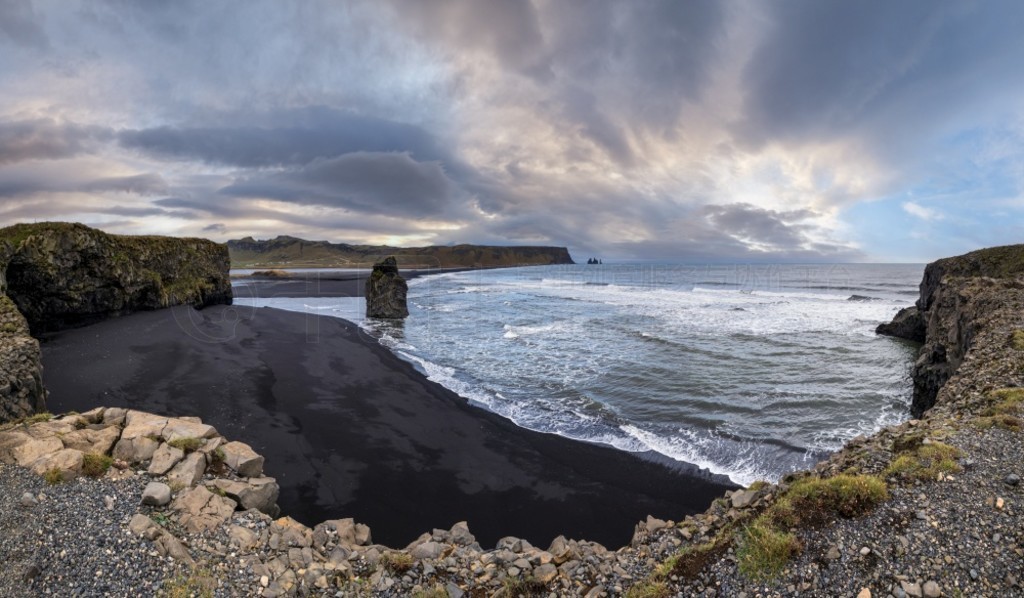 ӱϲά˵ϻ (Dyrholaey Cape) ͷ羰续ҹɫ Reynisfjara ɫɽɳ̲Ҳ㡣˹ɽ (Reynisfjall)