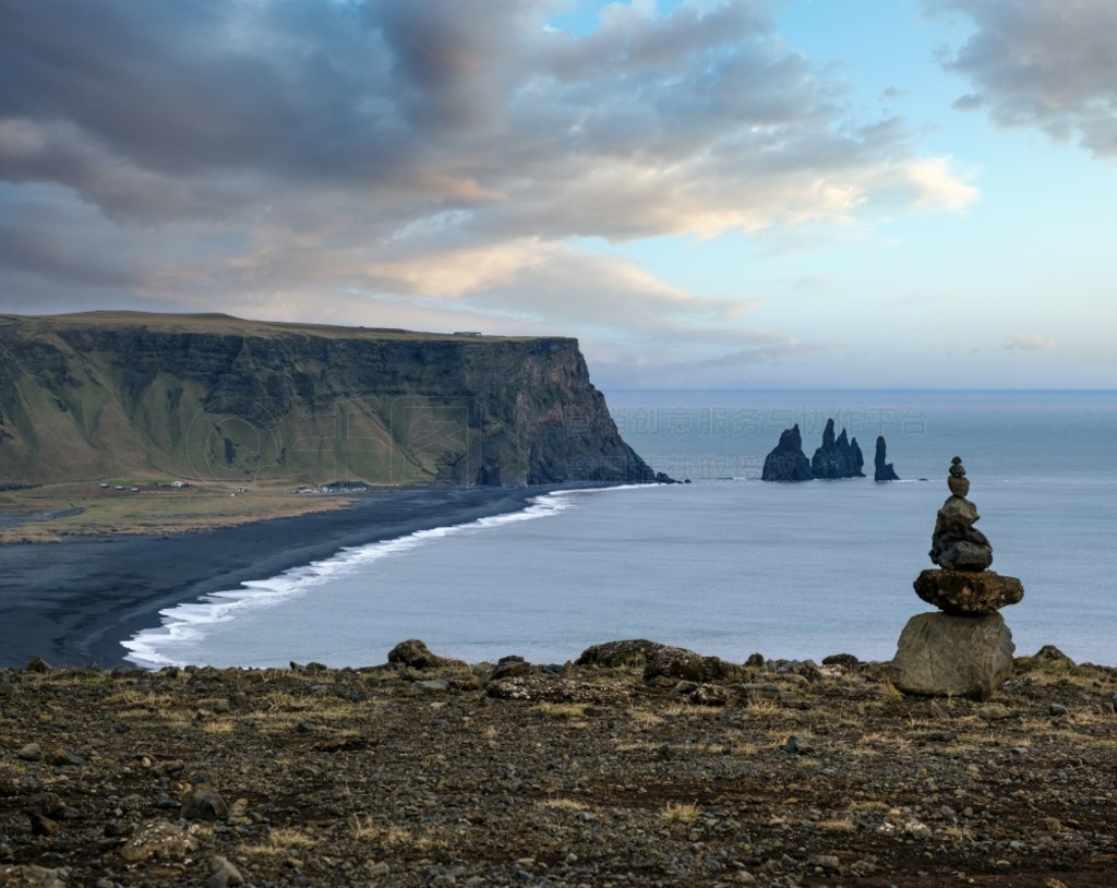 ӱϲά˵ϻ (Dyrholaey Cape) ͷ羰续ҹɫ Reynisfjara ɫɽɳ̲