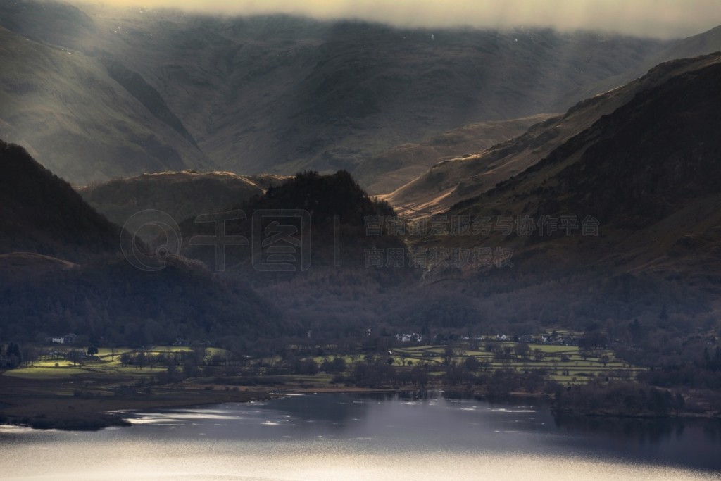 Ӻɽ (Latrigg Fell) صغ (Derwentwater) Ǳͱ (Castle Crag) 糿ۺ