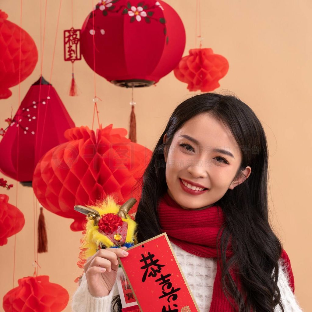 春联高清图片_新年祝福一位亚洲青年女性拿着春联_人像图片免费下载_jpg格式_1200像素_编号69457928-千图网