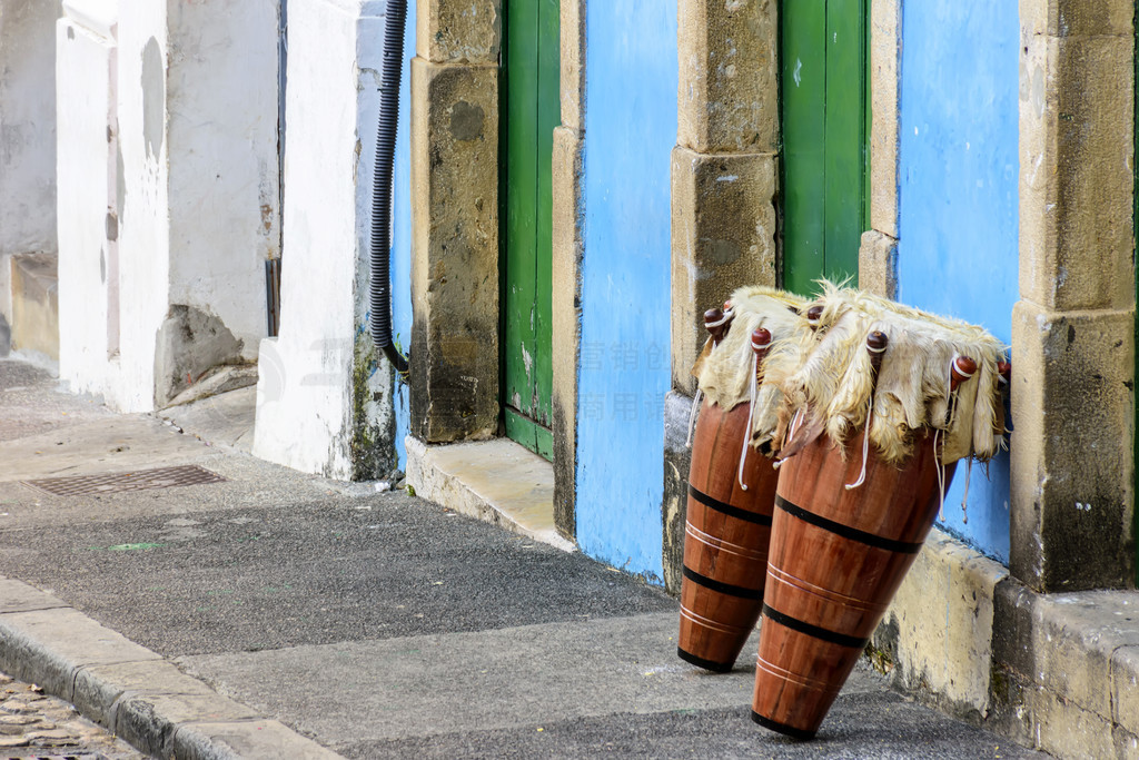 ڰ߶еʷ (Pelourinho) ĽֵϣҲΪͿ (atabaques)½ͷİҲΪ atabaques