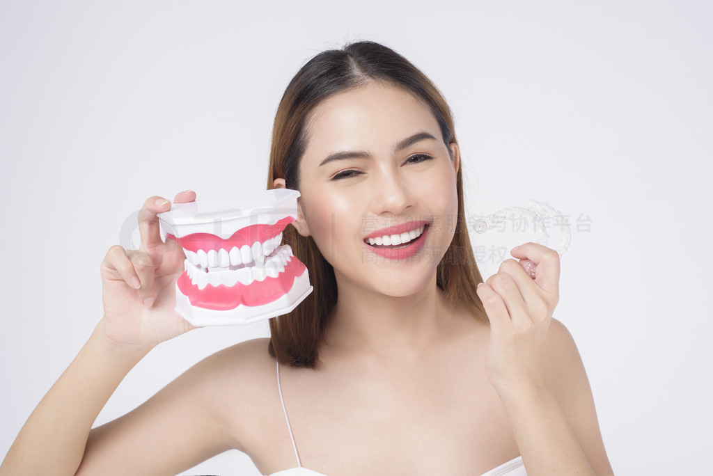 ڹҡƱг Invisalign ׵΢ЦŮ