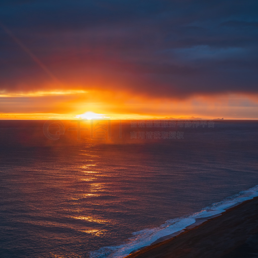 ӱϲά˵ϻ (Dyrholaey Cape) ͷ羰续ҹɫ޾ĺɫɽɳ̲Τ˹Ⱥ (Vestmannaeyjar) Ⱥƽֵ