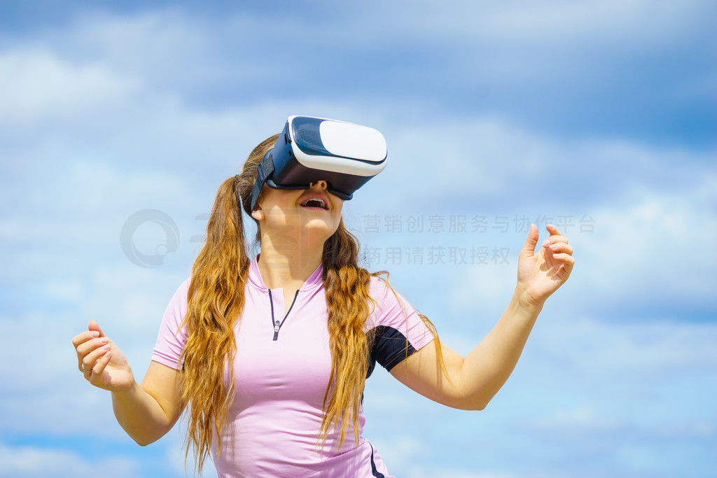 VR高清图片_年轻女子在外面测试 VR 眼镜。夏季天气期间佩戴虚拟现实耳机的女性。在户外佩戴 VR 的女人_人像图片免费下载_jpg格式 ...