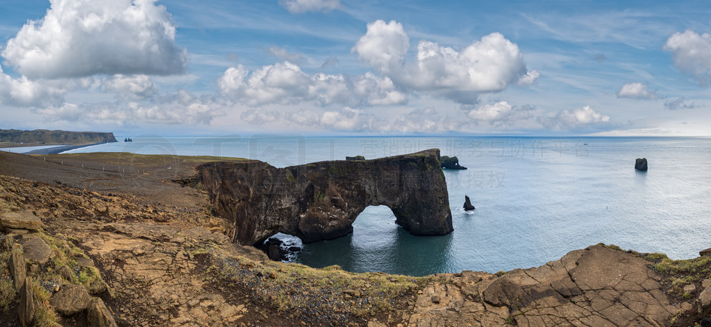 ϲά˵ĵϻºʯŷ羰续ҹɫԶ Reynisfjara ɫɽɳ̲