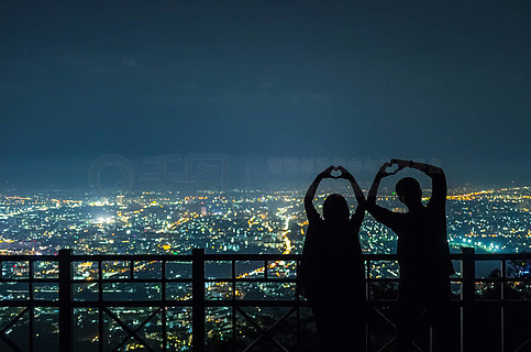 夜景情侣牵手的图片图片