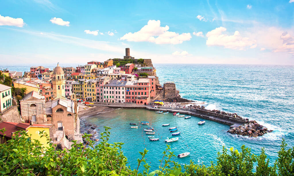 (Cinque Terre)ά˹(Vernazza)һ˵ĳо,СͲɫ.