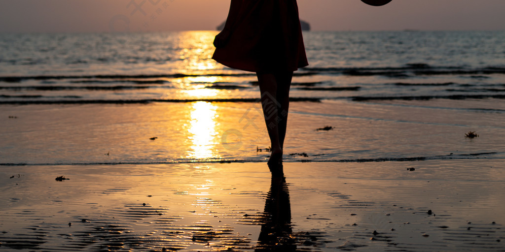 海邊沙灘日落美女少女背影