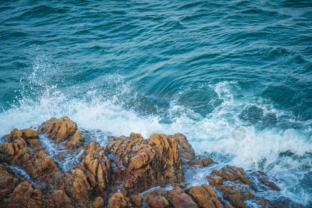 海邊海浪礁石浪花