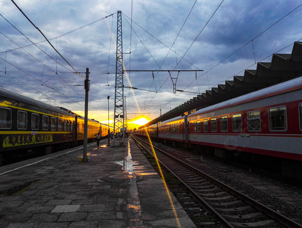 交通環境夕陽下的兩列火車攝影圖片素材