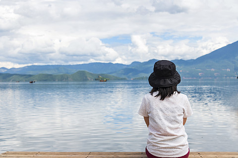 清新人物背影雲南瀘沽湖旅行攝影圖