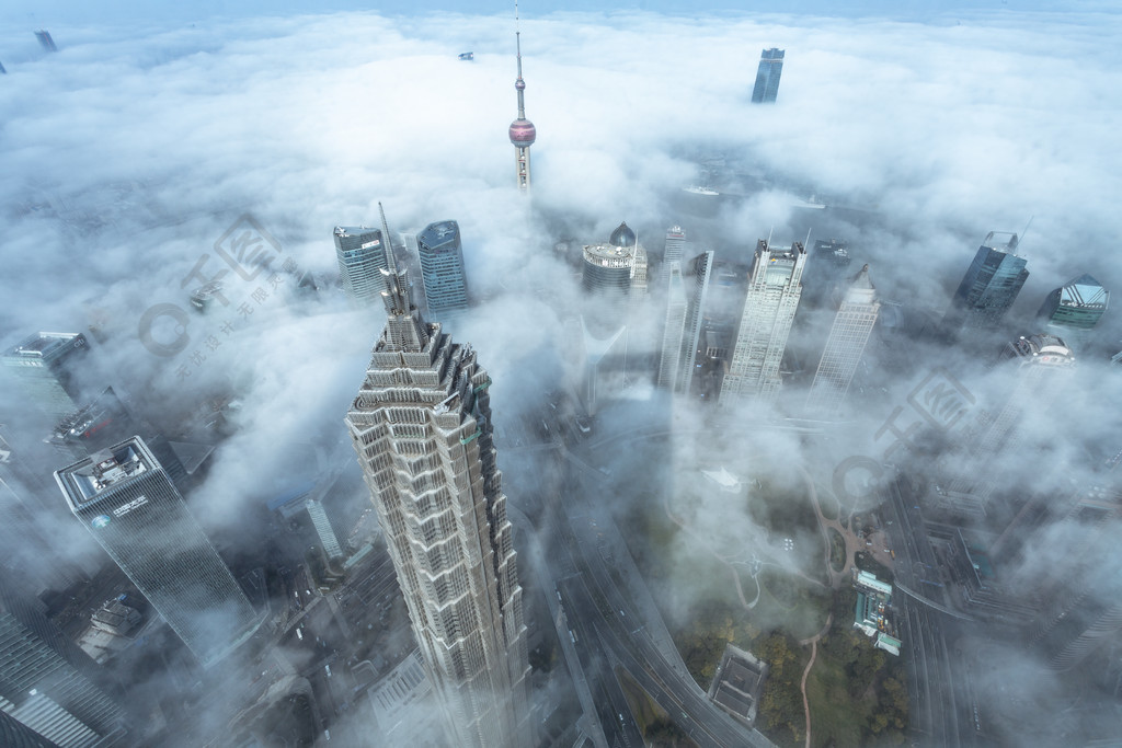 云层中的上海黄浦江陆家嘴商业区