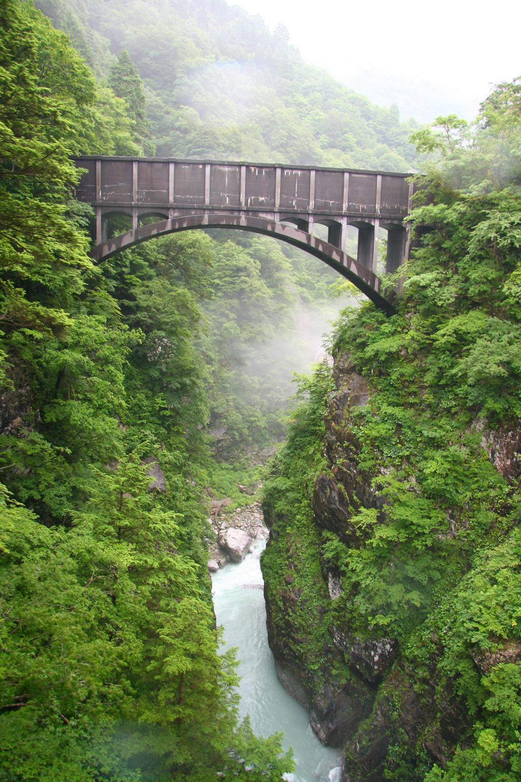 日本富山县黑部峡谷小火车