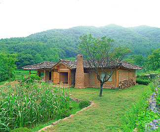 花園瓦屋頂夏天農場樹木住宅舊保護層田地柵欄農場建築鄉村石頭地產山