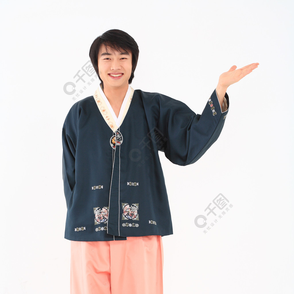 穿韓國傳統服裝的男人