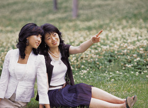 亚洲韩国在户外女性季节春天白天阳光照片公园花裙子海军白色影子手特写镜头亚洲和印度民族东方民族只有年轻女性25-30岁肖像水平彩色图像摄影tw