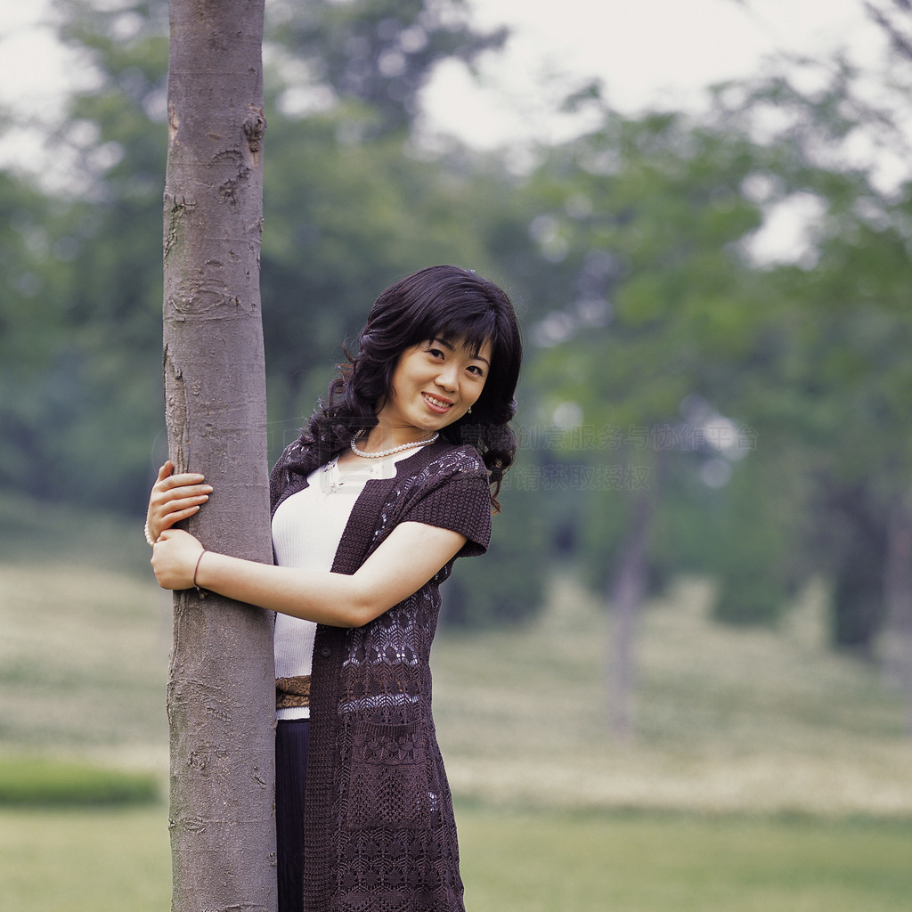 照片構成樹公園笑裙子黑人亞洲和印度族裔東方族裔只有年輕女性2530歲