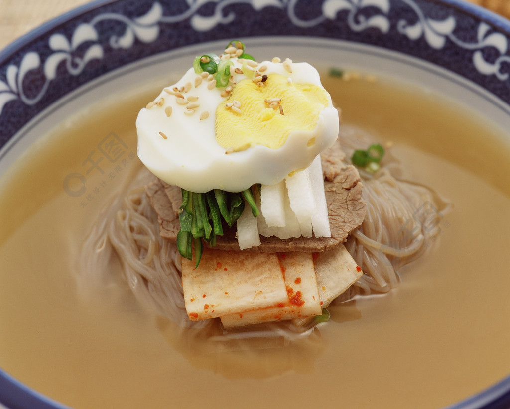 食品韓式菜餚碗上菜餐湯肉湯麵湯裝飾配菜份量雞蛋冷盤室內白天彩色