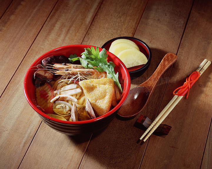 食物美味菜餚碗上菜湯麵條日本料理分量勺子筷子正餐室內白天彩色圖像