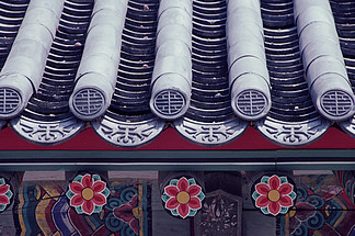 韩国人亚洲人传统的古老的艺术的的寺庙的装饰的五颜六色的守卫的户外的白天的彩色图像的水平的无人的特写的低角度的