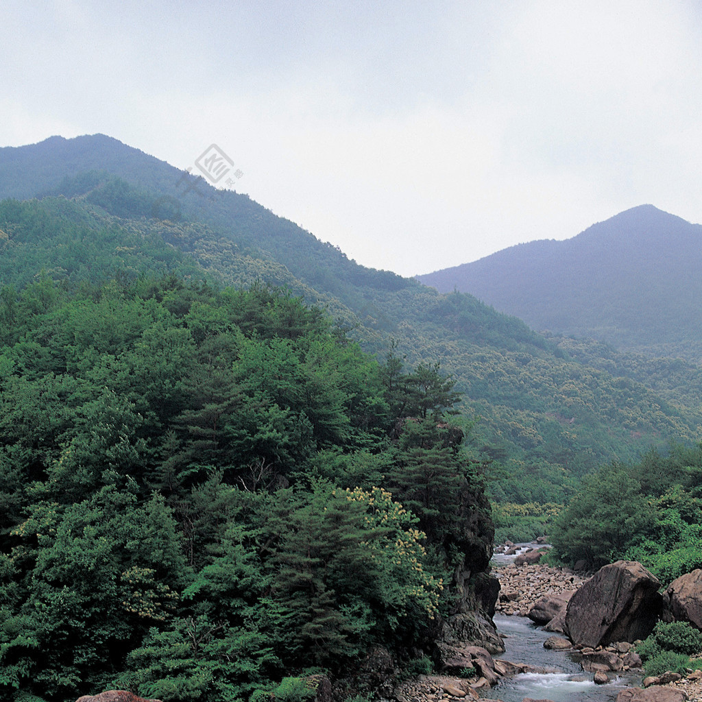 山水風景綠意山嶺岩石人跡自然之美彩色圖像光刻寧靜的景色垂直雄偉