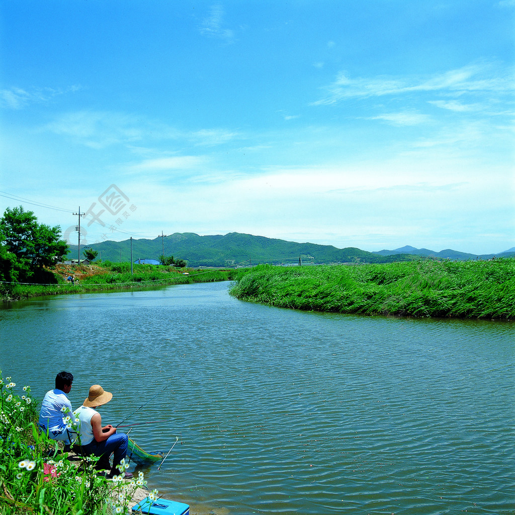 湖濱濱水湖泊景觀盆地河流天空森林天然窪地樹木河道山嶺樹木地質構造