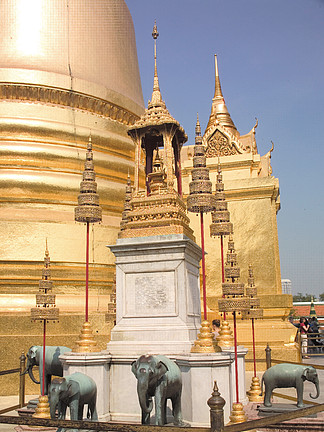“泰国寺庙设计佛教崇拜建筑精神装饰垂直彩色图像摄影没有人反射着名的地方旅游目的地低角度视角”