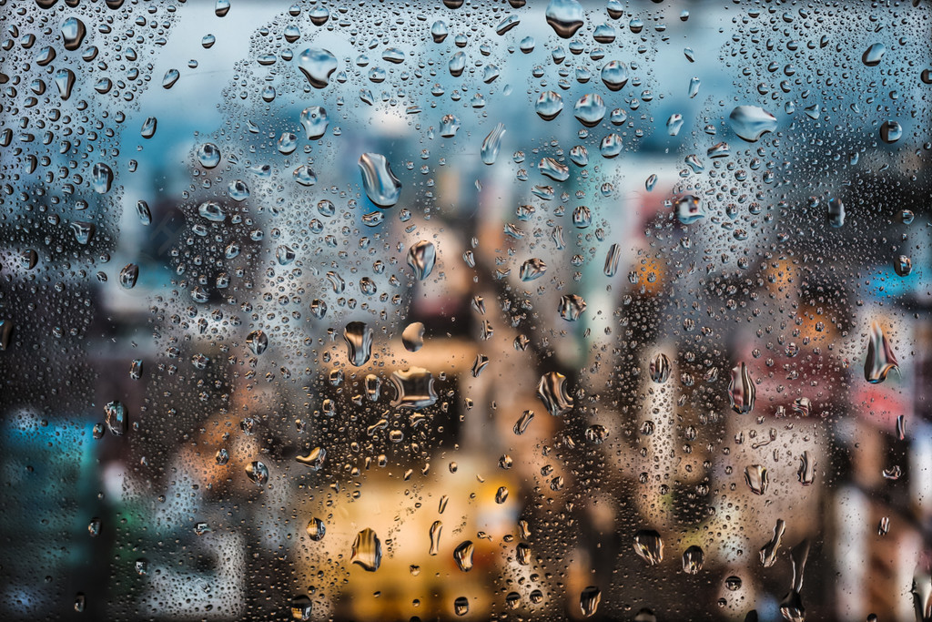 城市佈滿雨水雨滴水滴的窗戶玻璃1年前發佈