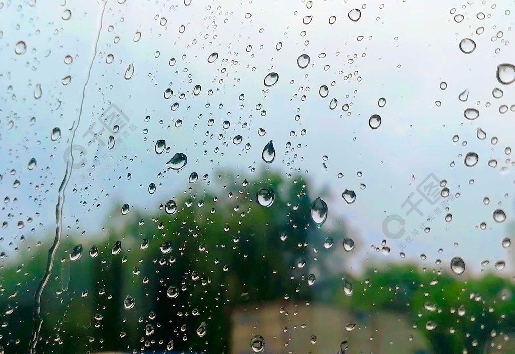 布满雨水的窗户玻璃
