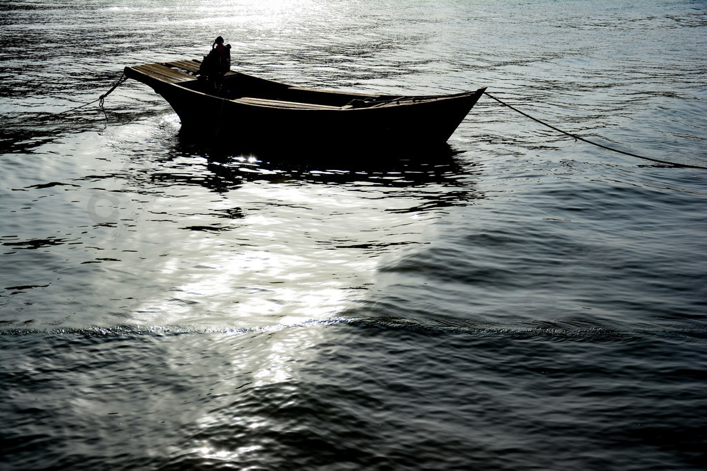 北戴河海邊風景漂浮的漁船