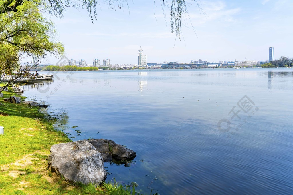 廣角藍天碧水公園湖面