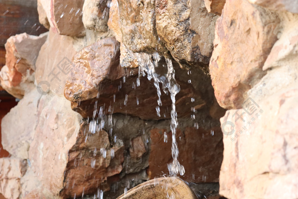 石头水滴摄影图片