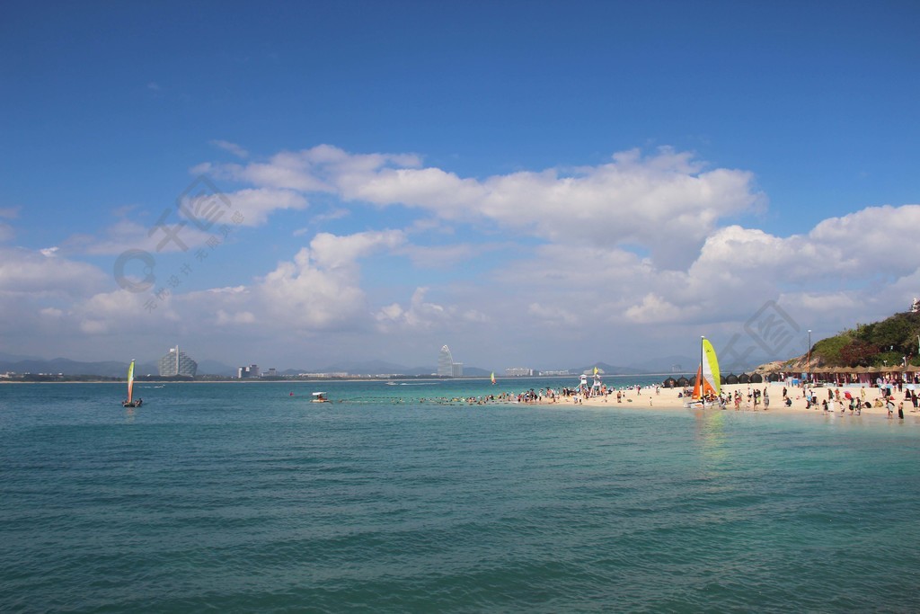 夏季藍天白雲大海沙灘風景