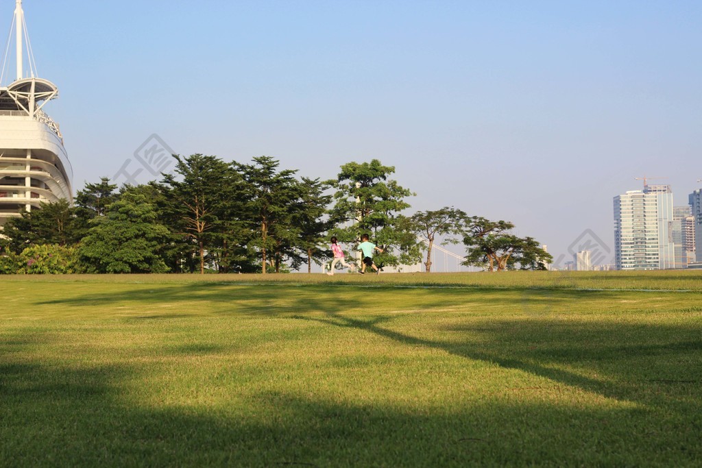 藍天白雲草地兒童週末嬉戲1年前發佈